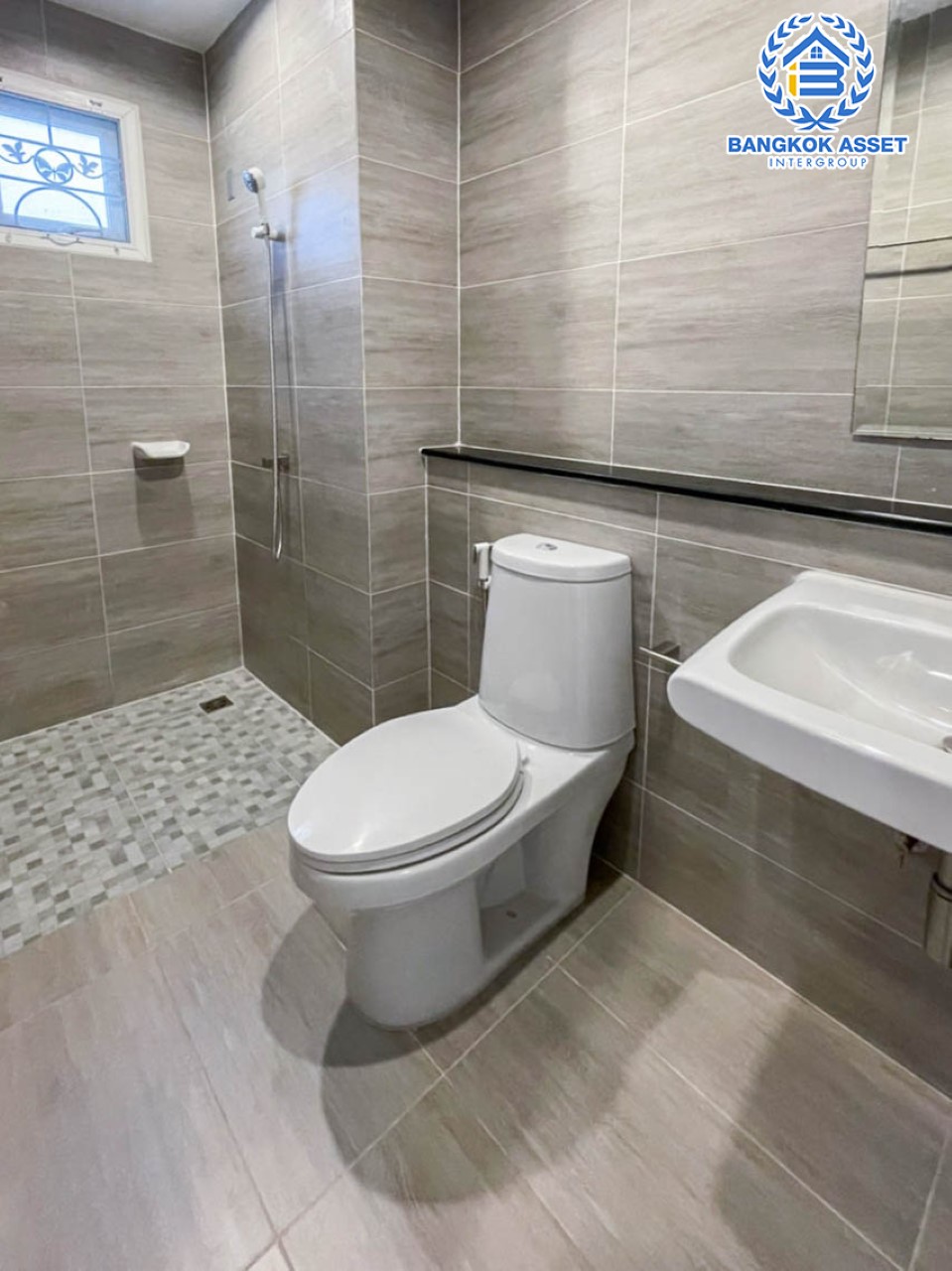 *****ทาวน์โฮมมือสอง ม. ดิเอ็กคลูซีฟ รัชดา-วงส์สว่าง บ้านสวยพร้อมเข้าอยู่ บนเนื้อที่กว่า 18.7 ตร.ว. พื้นที่ใช้สอยกว้างถึง 134 ตร.ม. 3 ห้องนอน 4 ห้องน้ำ 2 ที่จอดรถ บนทำเลโซนเมือง เดินทางสะดวกใกล้ร้านอาหาร เชื่อมต่อถนน วงศ์สว่าง, ติวานนท์, รัตนาธิเบศร์ ใกล้รถไฟฟ้าสายสีม่วงสถานี "แยกติวานนท์" และ ทางด่วน "ศรีรัช"